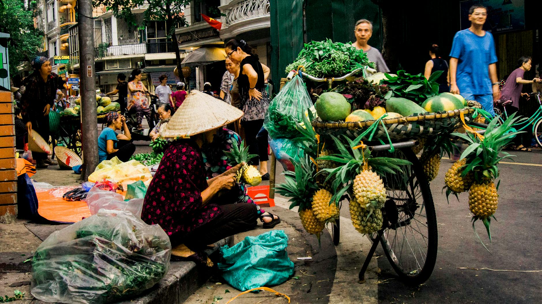 Wanita Yang Duduk Di Samping Nampan Buah · Foto Stok Gratis